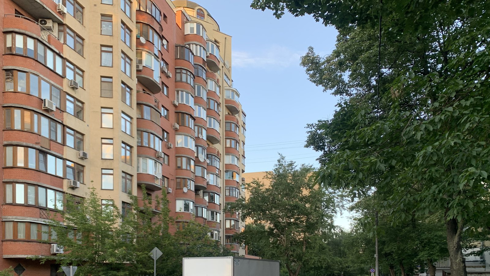 Дом на улице Хромова в Москве: кирпичный фасад с полукруглыми эркерами вдоль улицы