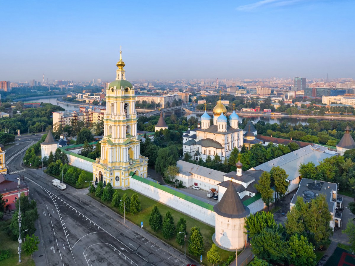 Новоспасский монастырь в Москве с высоты: колокольня, Спасо-Преображенский собор и стены обители