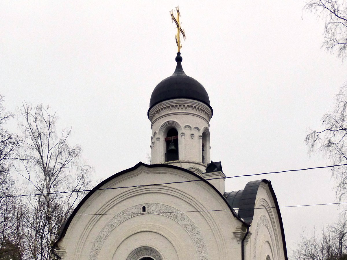 Церковь святого Пантелеймона в Москве: белый храм с чёрным куполом и звонницей