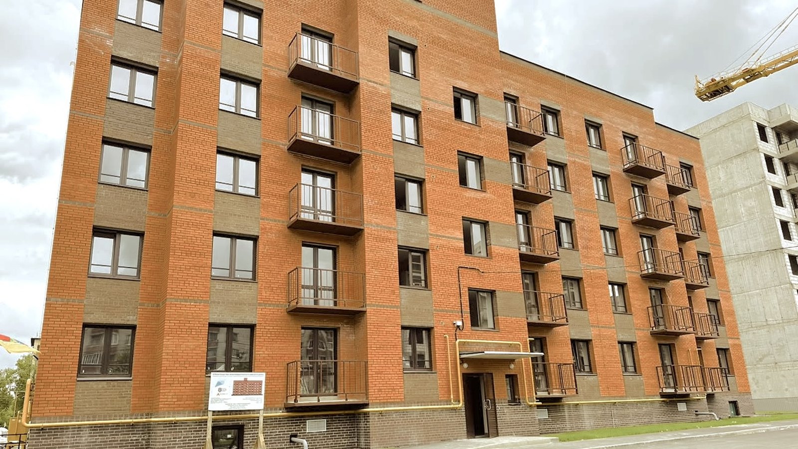 Жилой дом на улице Корнева в Рыбинске: пятиэтажный кирпичный корпус с балконами