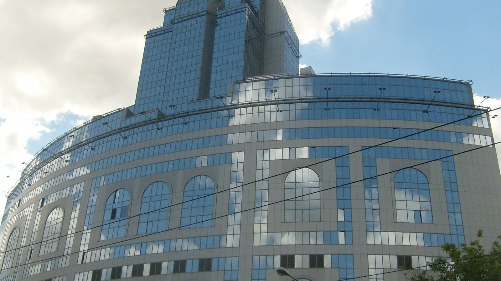 Центр управления перевозками РЖД в Москве: округлый корпус с арочными окнами и остеклённая башня