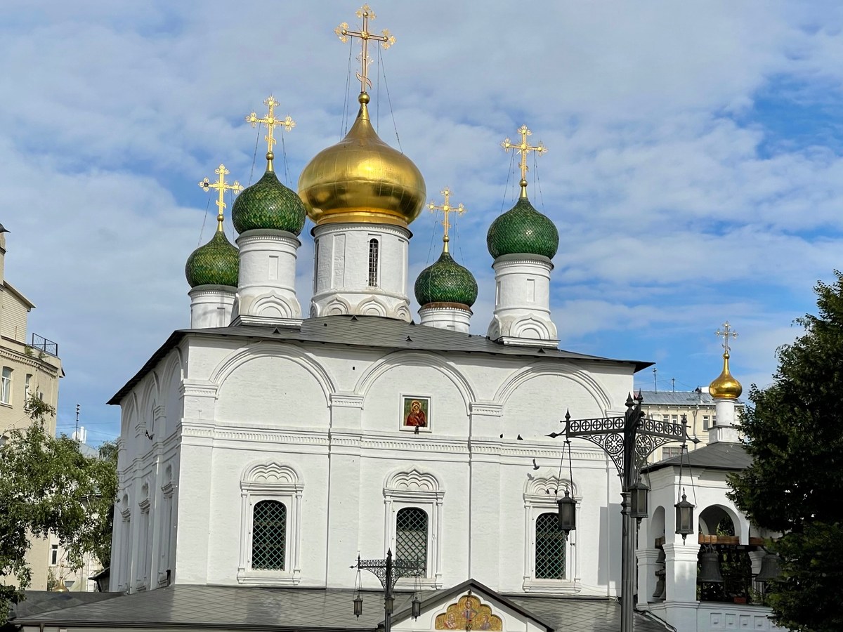Собор Сретенского монастыря в Москве: белый храм с зелёными изразцовыми главами, галерея и звонница