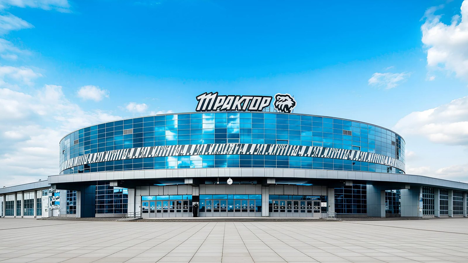 Ледовая арена «Трактор» в Челябинске: круглый объём со сплошным синим остеклением