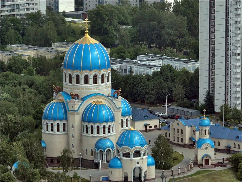 Храм Живоначальной Троицы в Царицыне с высоты: белый храм с голубыми куполами и звонница
