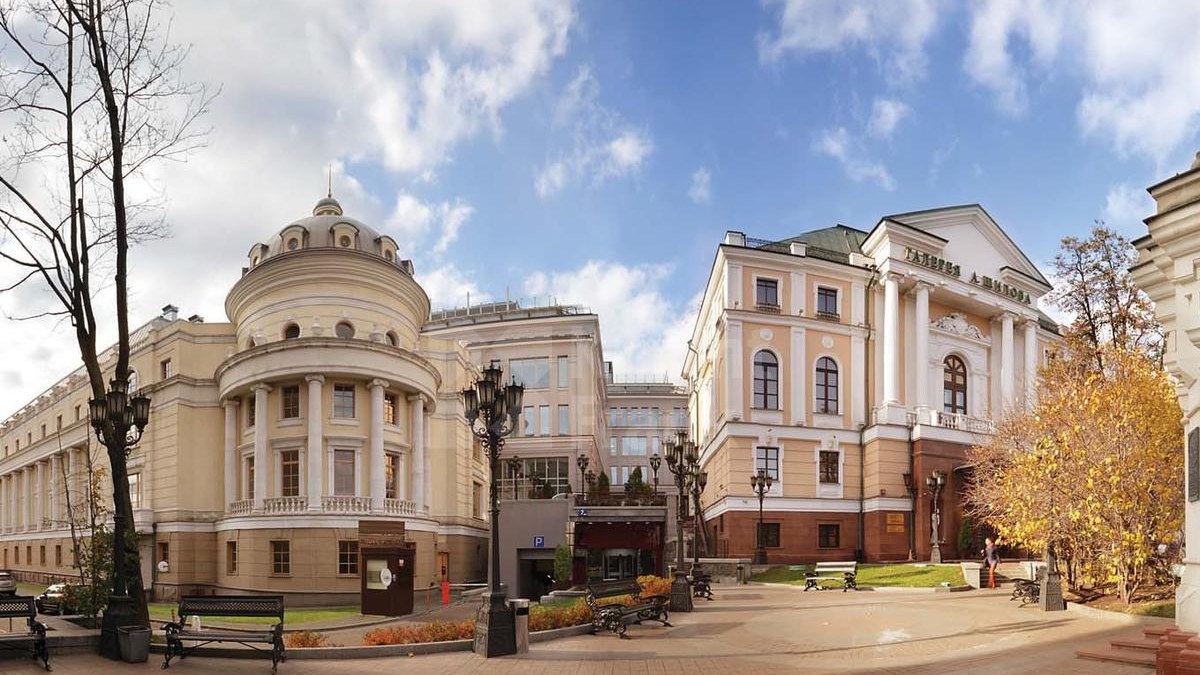 Административное здание в центре Москвы: ротонда с куполом и колоннадой на углу квартала