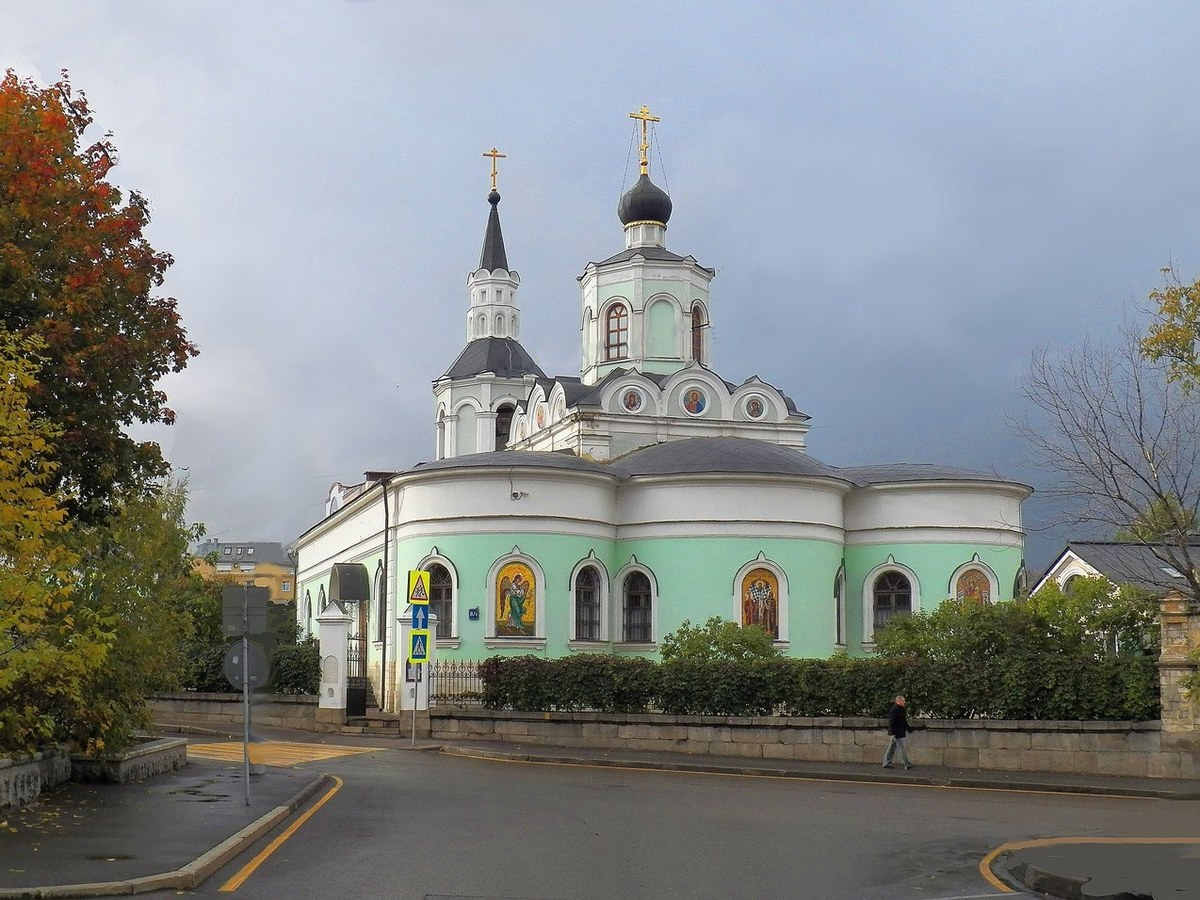 Храм Воздвижения Креста Господня на Чистом Вражке: бирюзовый фасад с мозаичными иконами, чёрные купола