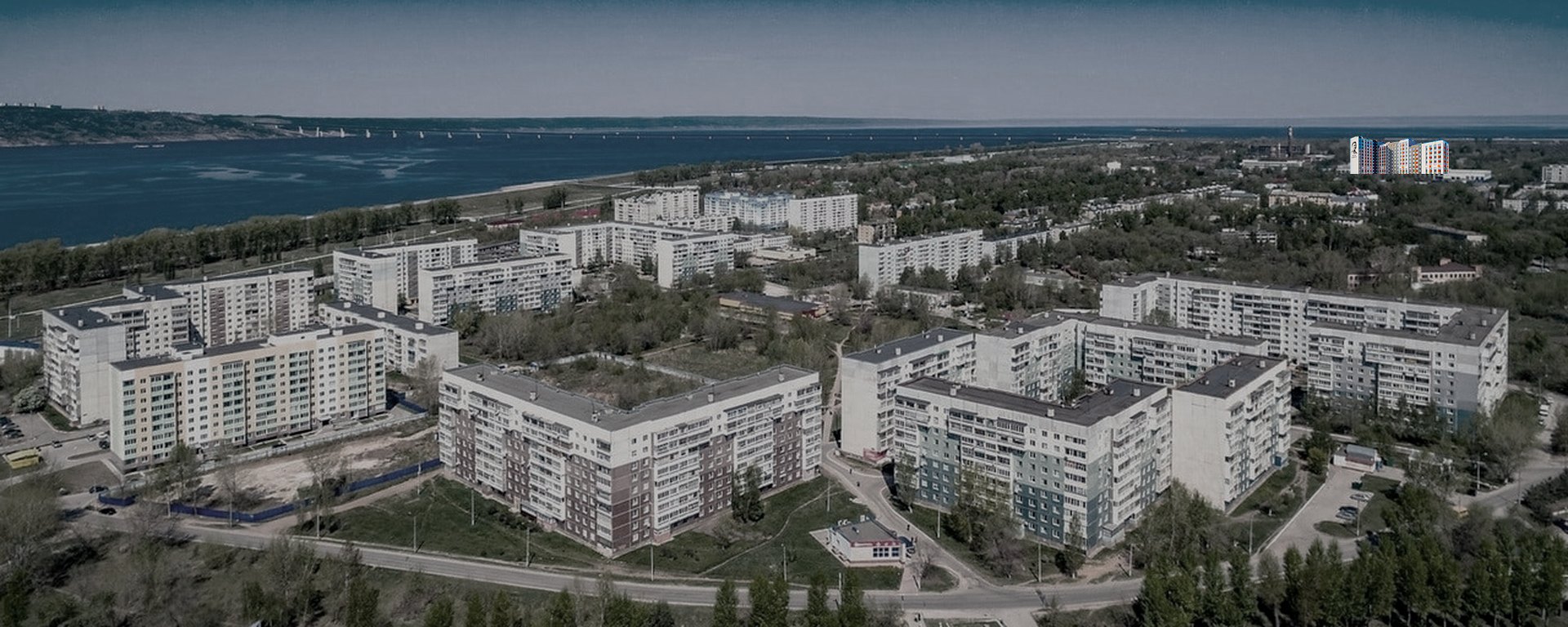 Заволжский район Ульяновска с высоты: жилые кварталы, Волга и мост, справа — ЖК «Ильюшин»